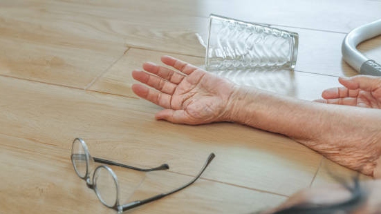 4 façons de prévenir les chutes chez les personnes âgées