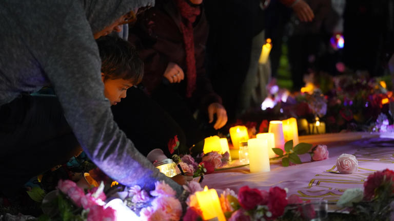 Alice Springs residents gathered at ANZAC Oval for a vigil in honour of Kumanjayi Little Baby. (ABC News: Xavier Martin)