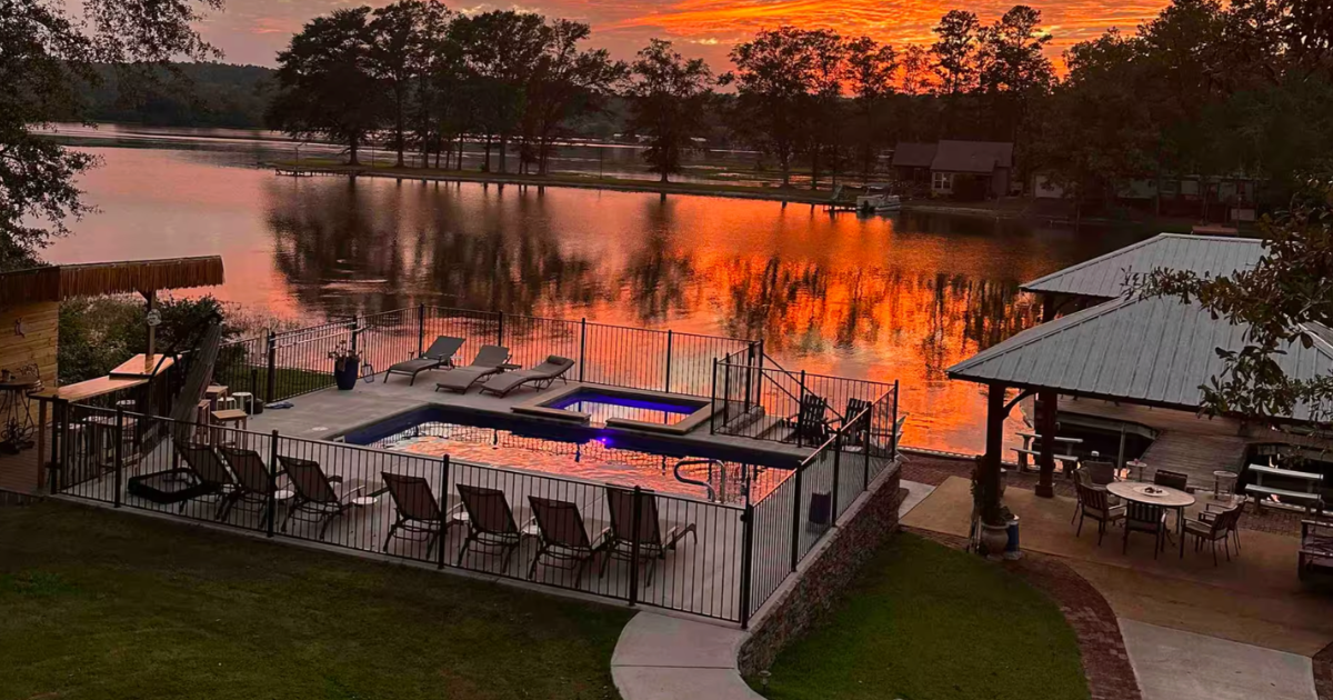 4 dreamy Alabama Airbnbs with pools and waterfront views