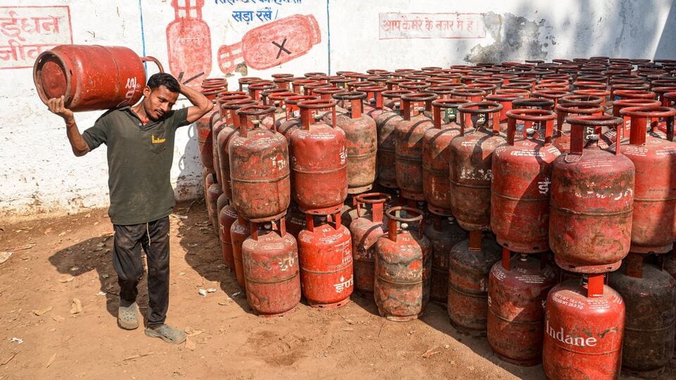 LPG cylinder price today: Check cooking gas rates in New Delhi, Kolkata ...