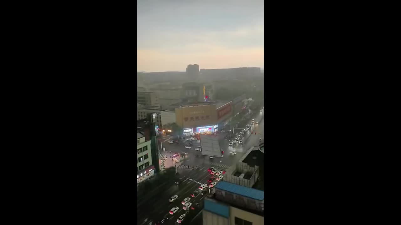 Metal sheets fall onto cars during traffic jam in Zhucheng, China