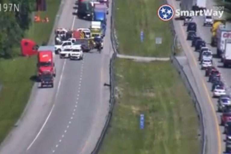 Interstate shut down for overturned semi in Sumner County