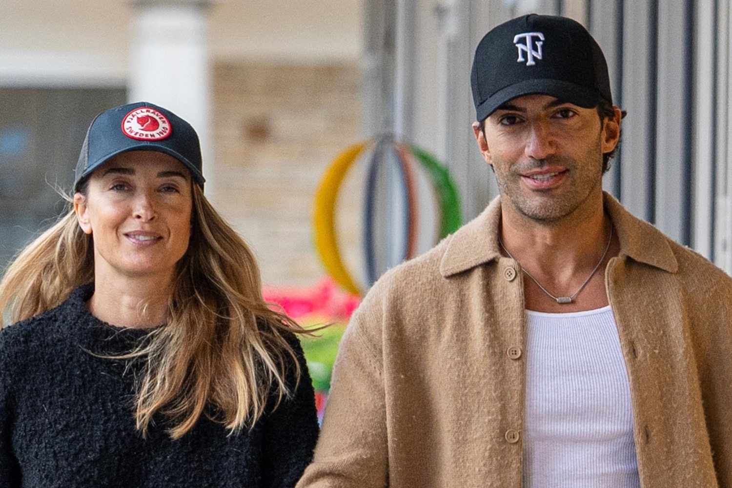 Justin Baldoni y su esposa Emily fueron vistos sonriendo durante una carrera por los cafés de Nashville tras el acuerdo en la demanda de Blake Lively.
