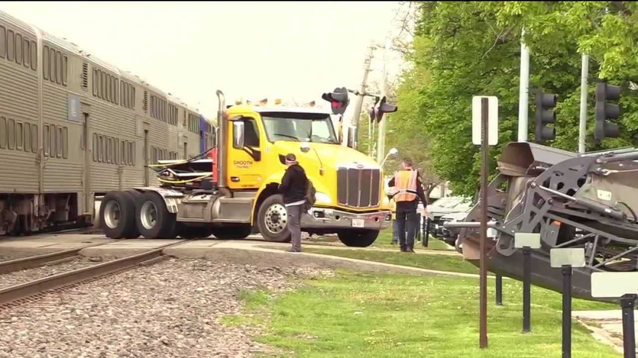 Metra UP-North train collides with semi in Wilmette