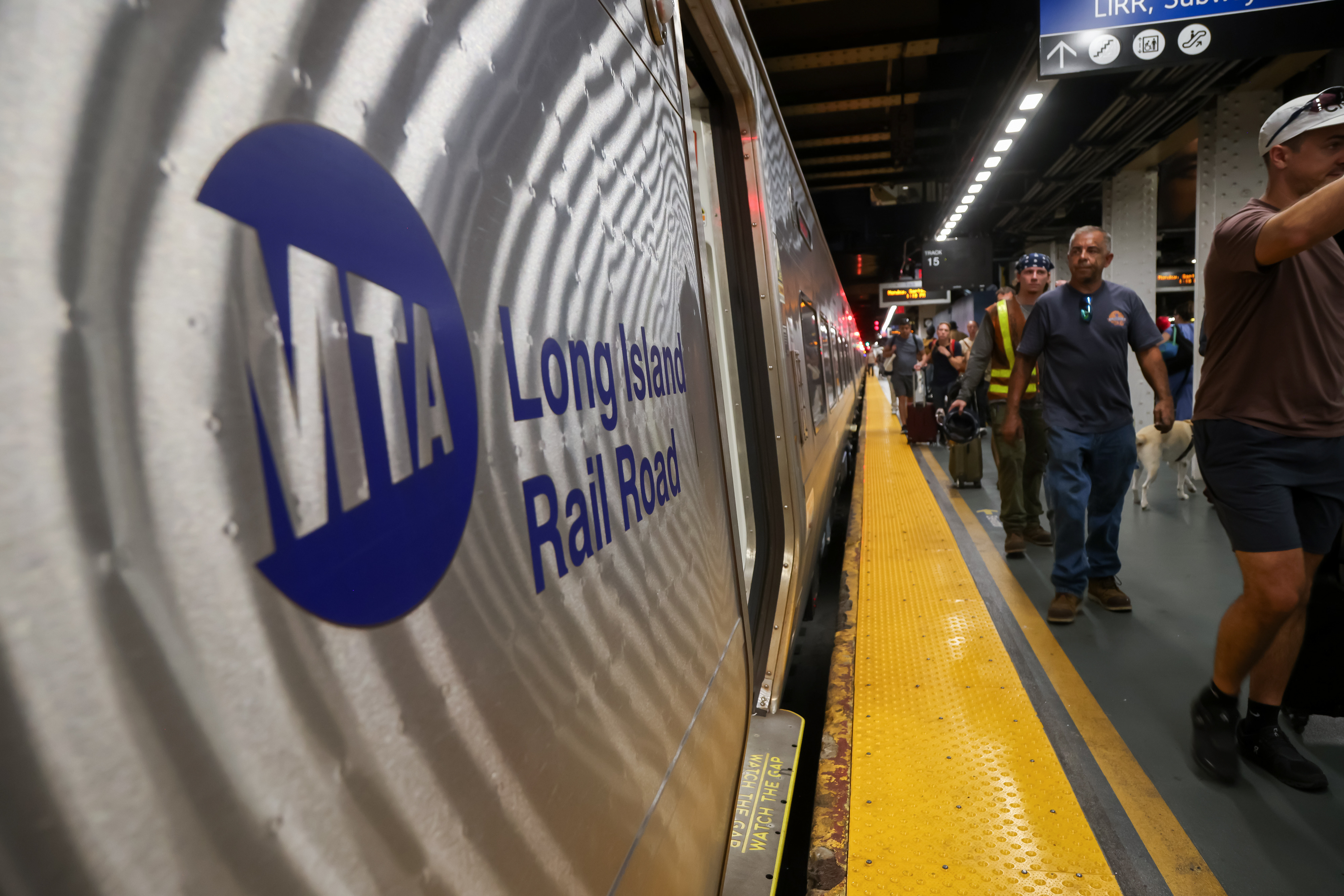 LIRR strike threatens to disrupt commutes: What contingency plans ...
