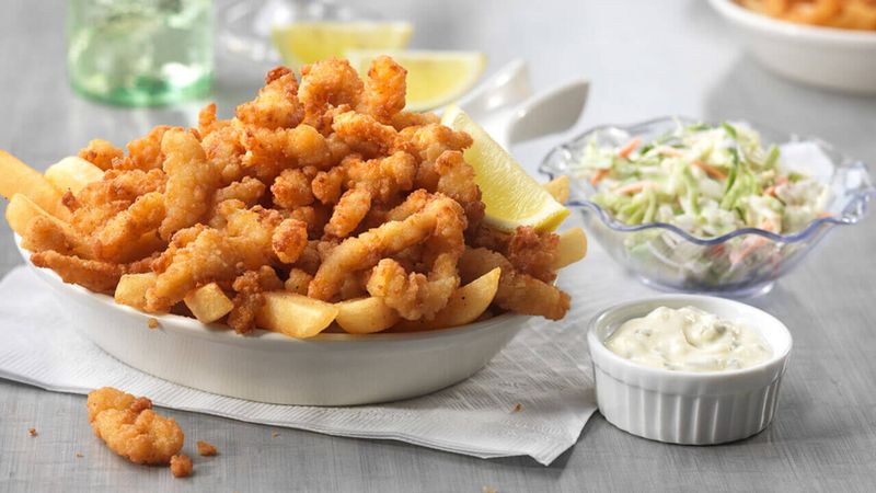 8 chain restaurants that pair fried clam strips with tartar sauce