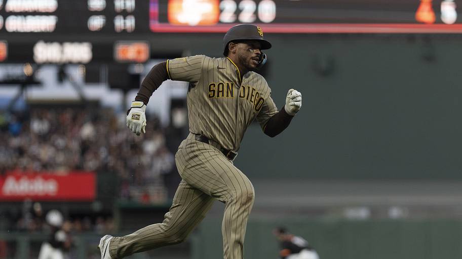 Padres catcher suffers injury, could miss time