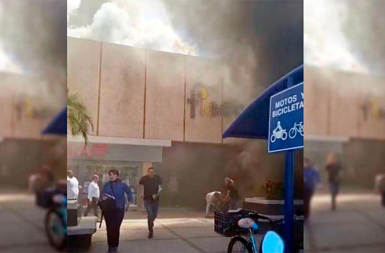 Incendio en Plaza Fiesta Las Palmas, en el centro de la ciudad de Los Mochis, Sinaloa, México. Imagen redes sociales.