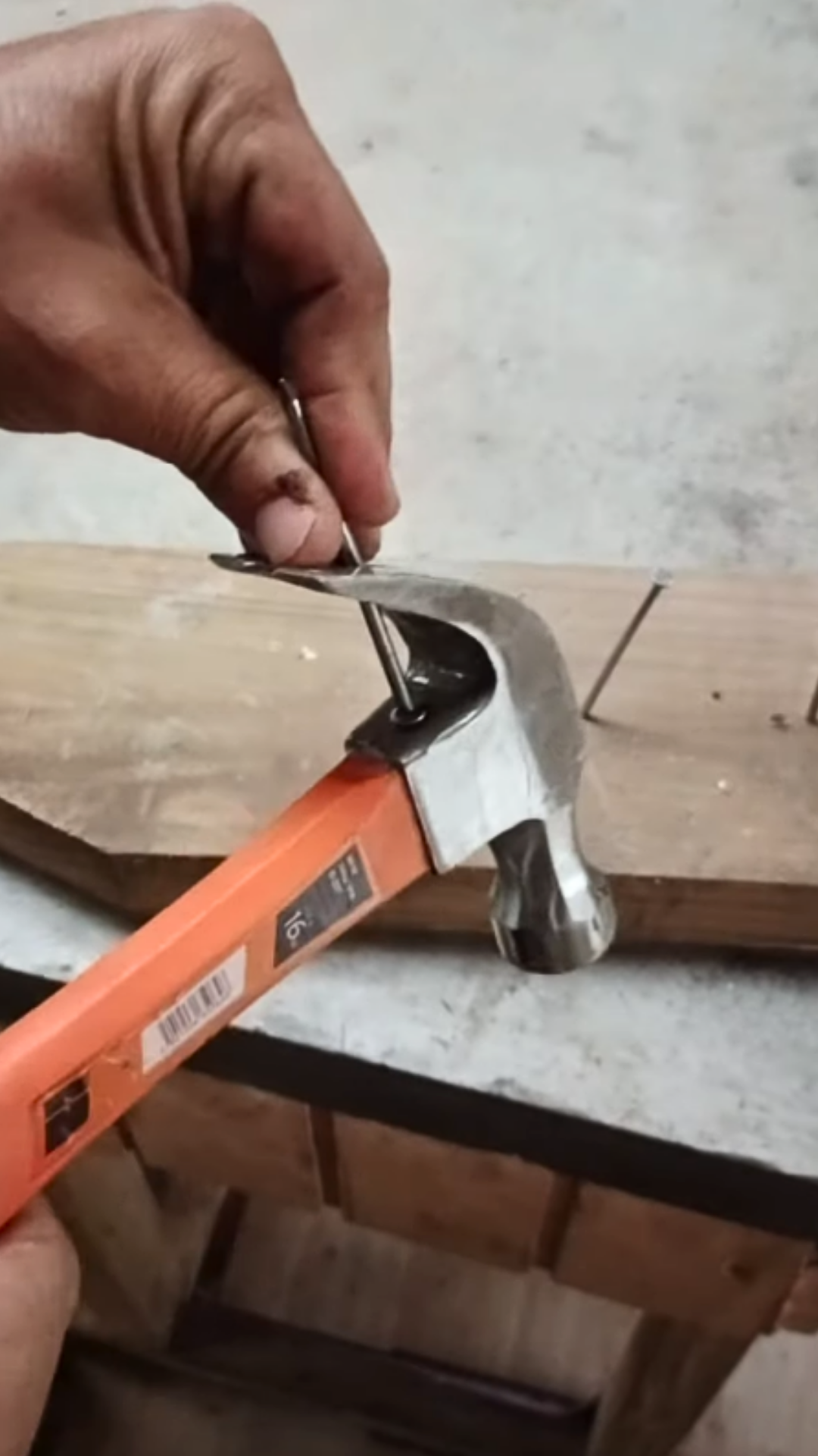Dos formas de clavar un clavo solo