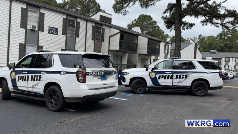 Man shot in hand at Mobile apartment complex