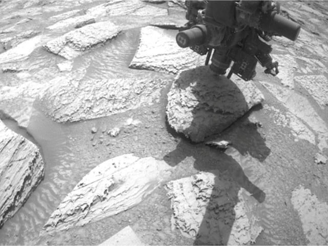NASAの火星探査車に「岩がくっつく」珍事、6日かけてようやく解放