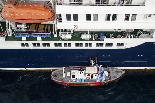 Lực lượng y tế tiếp cận tàu MV Hondius ngoài khơi. Ảnh: AFP