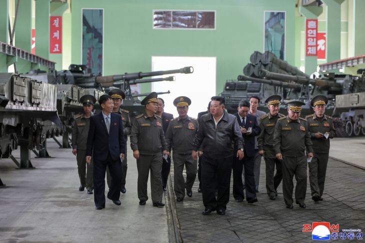 Ông Kim Jong Un thị sát sản xuất đại bác tầm bắn đến tận Seoul