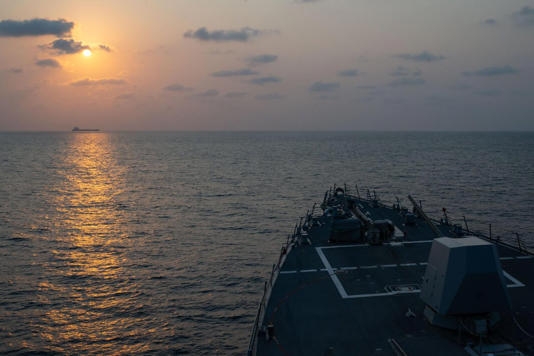 El destructor de misiles guiados USS Pinckney (DDG 91) observa un buque mercante mientras patrulla aplicando el bloqueo de Estados Unidos contra Irán. .