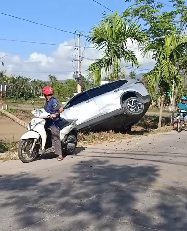 Xe taxi phóng nhanh qua ngã tư gây tai nạn liên hoàn
