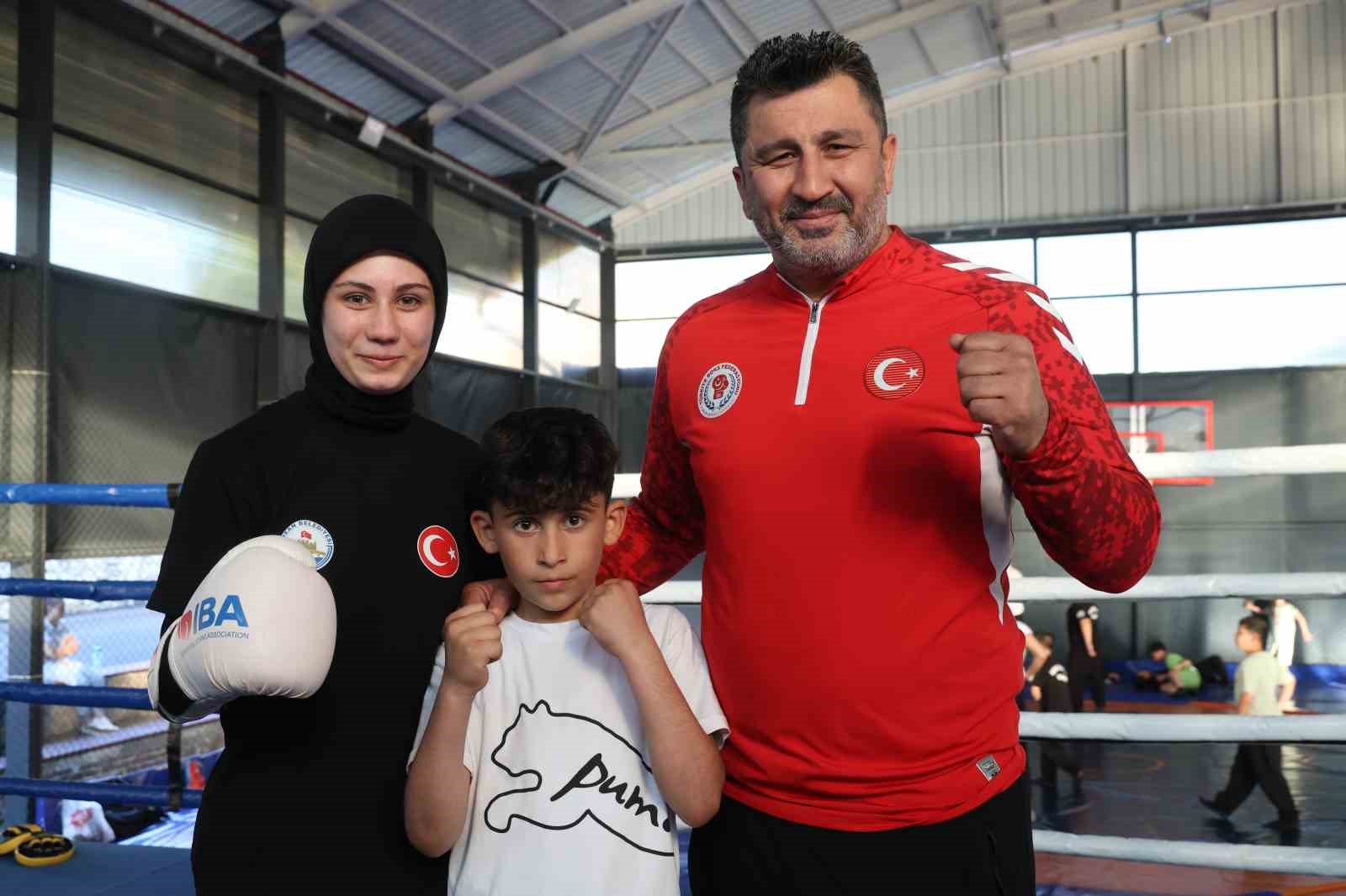 Babasının elinden tutup ringe bıraktığı Azranur, Türkiye’yi temsil edecek