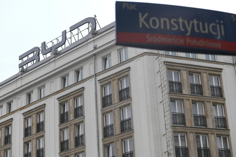 Kontrowersyjny chiński neon na budynku MDM. Konserwator zabytków żąda ...