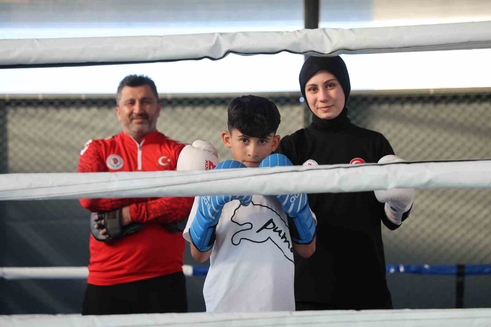 Babasının elinden tutup ringe bıraktığı Azranur, Türkiye’yi temsil edecek