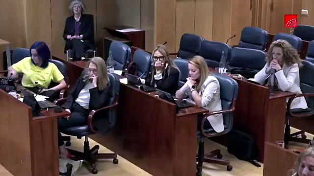 Soto Ivars destroza a la zafia diputada del pelo azul: «¿De qué se ríe?»