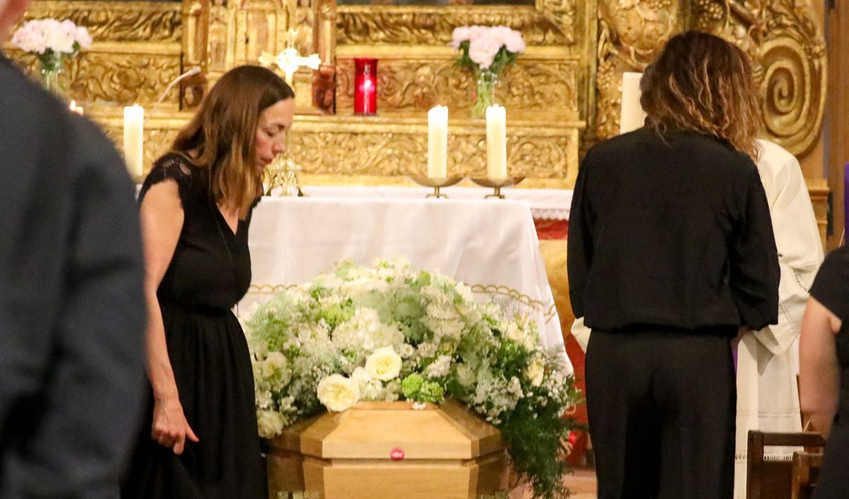 recueillement-ramatuelle-pour-chantal-nobel-ses-filles-alexandra-et