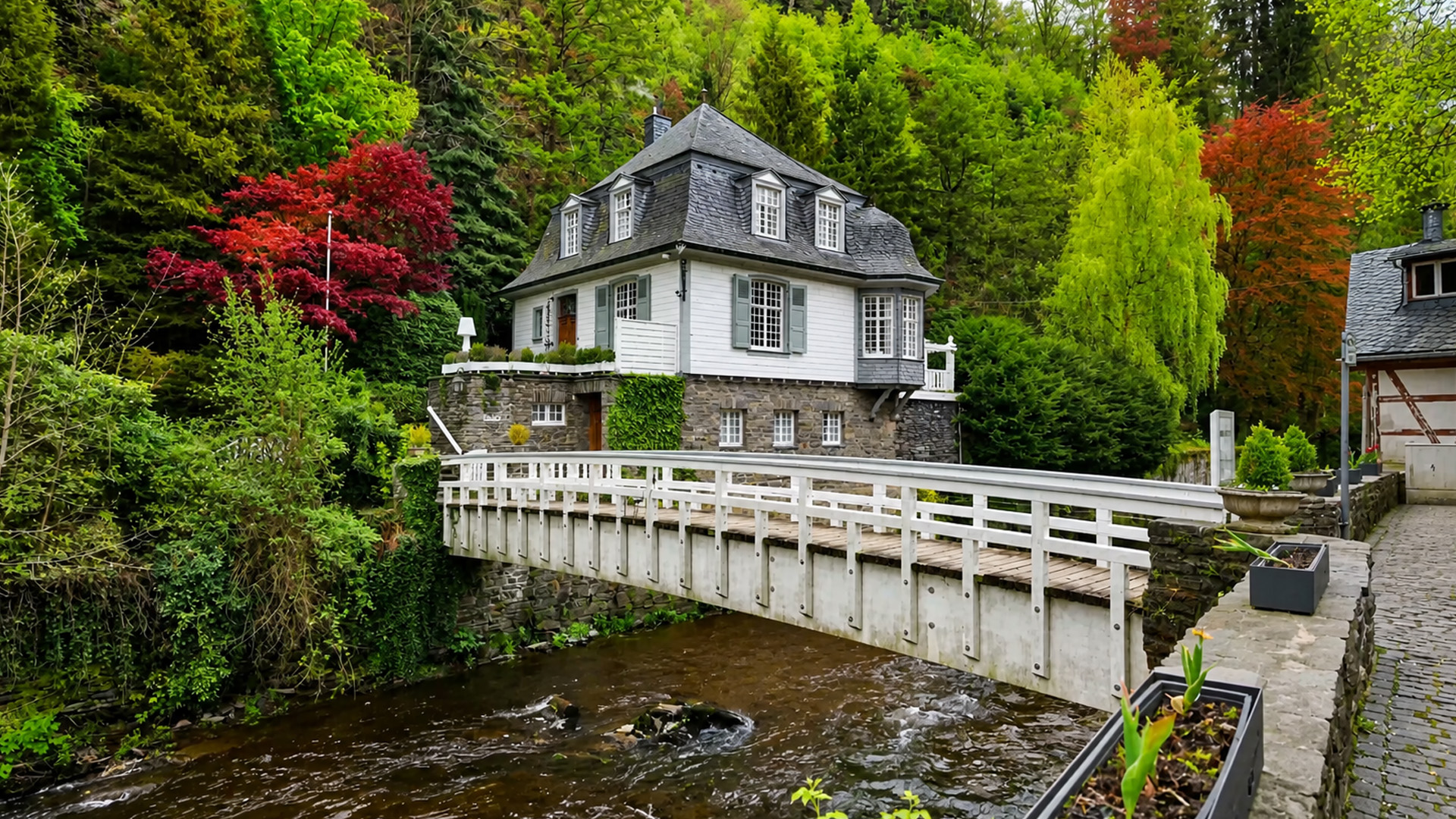 Nyt en magisk morgentur i Monschau, Tyskland (4K)