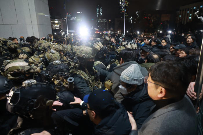 軍 신뢰도 68.8% '역대 최고'… 계엄 논란 속에도 10년 새 30%p 상승