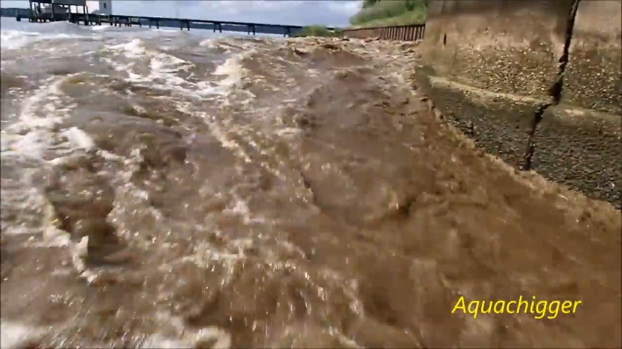 “It pulled the river back” - Massive ship creates a mini tsunami on shore