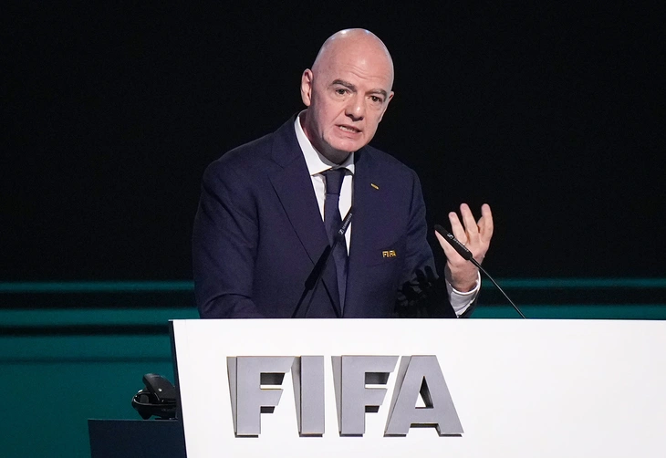 Chủ tịch FIFA đáp trả chuyện giá vé World Cup 'móc túi người hâm mộ'