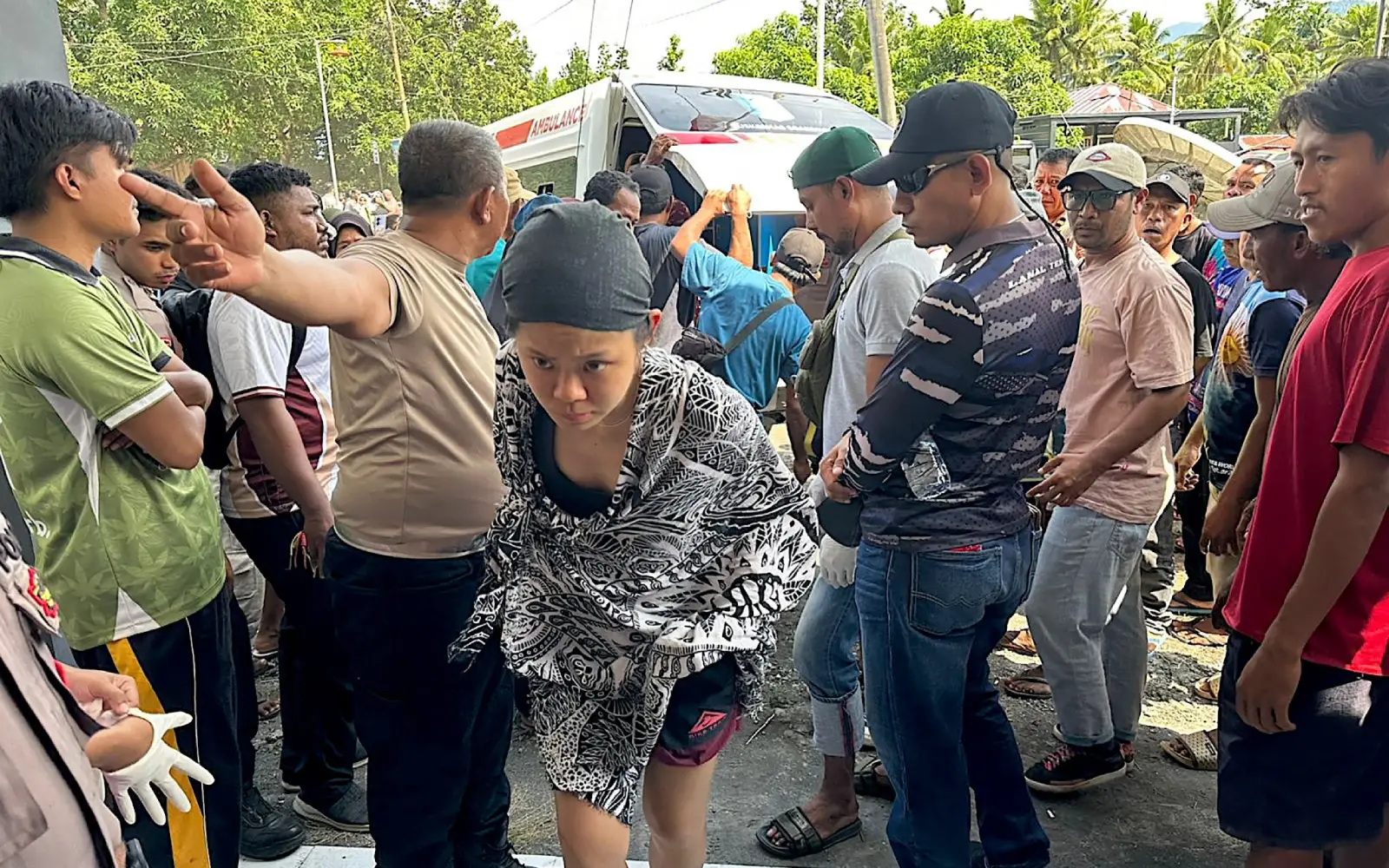 Indonesia volcanic eruption kills 3 hikers