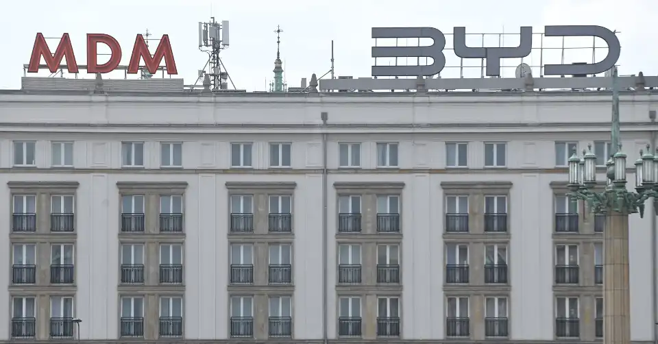Kontrowersyjny chiński neon na budynku MDM. Konserwator zabytków żąda ...