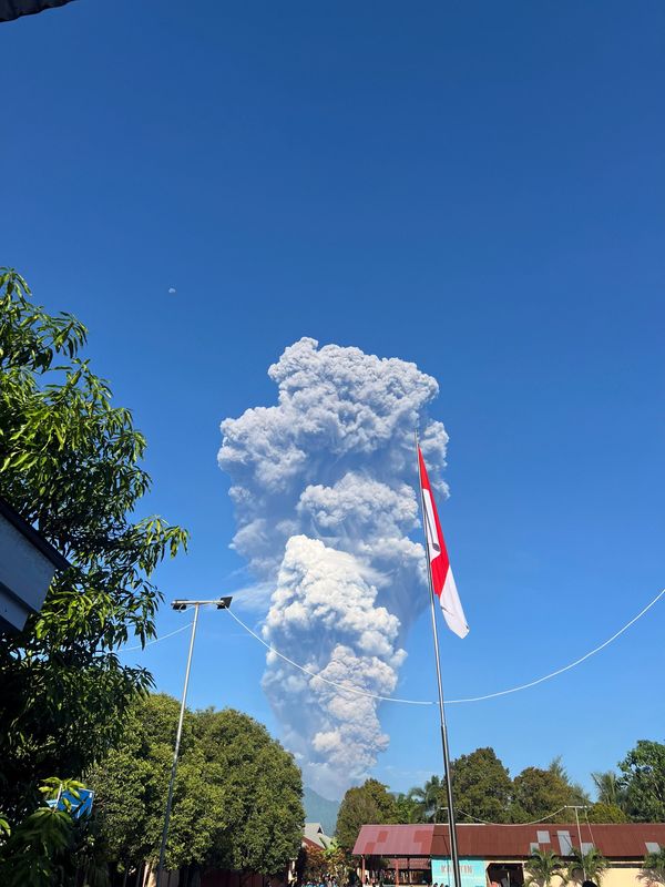 Indonesian authorities rushing to rescue 20 hikers after Mount Dukono ...