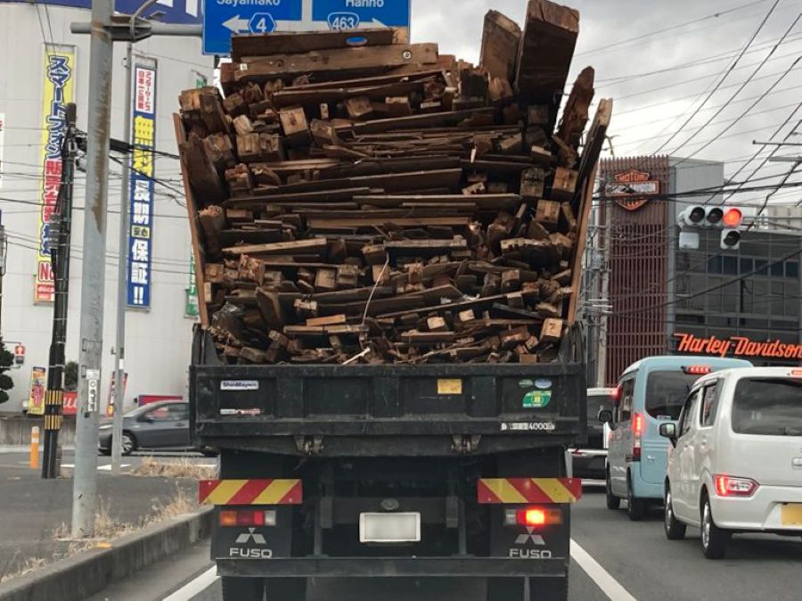 「倒れるんじゃないか」ってくらい積んだトラック、なぜ? 無くならぬ過積載 「ルールを守らない」背景とは