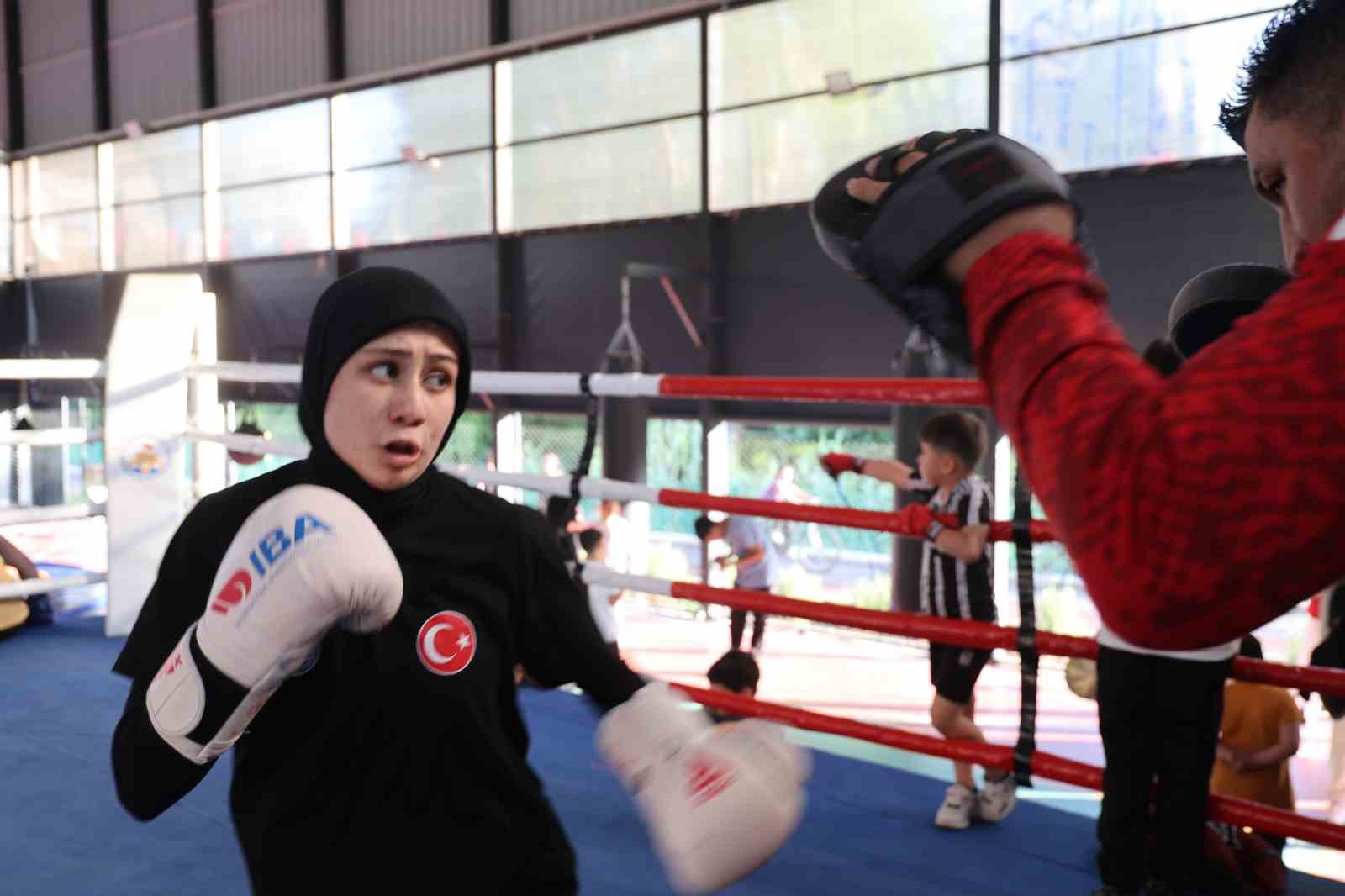 Babasının elinden tutup ringe bıraktığı Azranur, Türkiye’yi temsil edecek