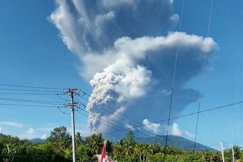 Mount Dukono volcano eruption in Indonesia leaves three dead and hikers ...