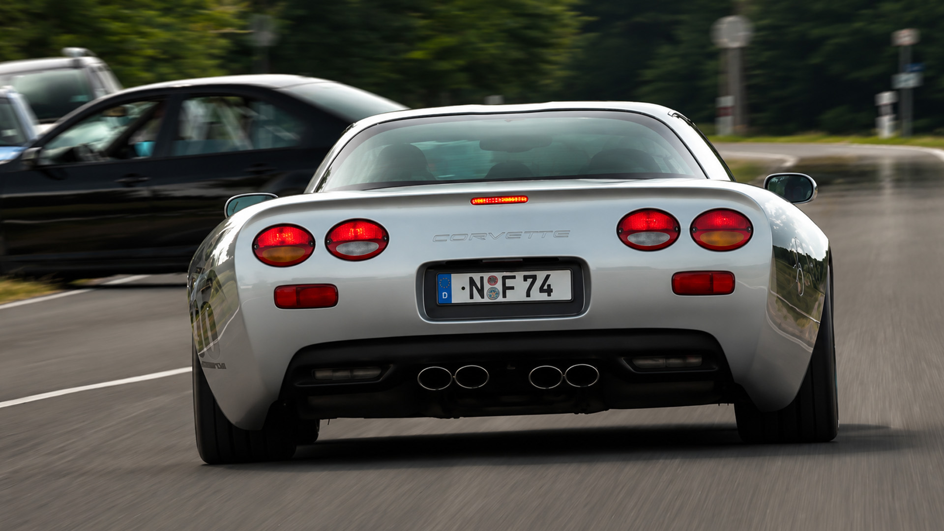 Uma puxada rápida de Corvette C5 quase termina mal