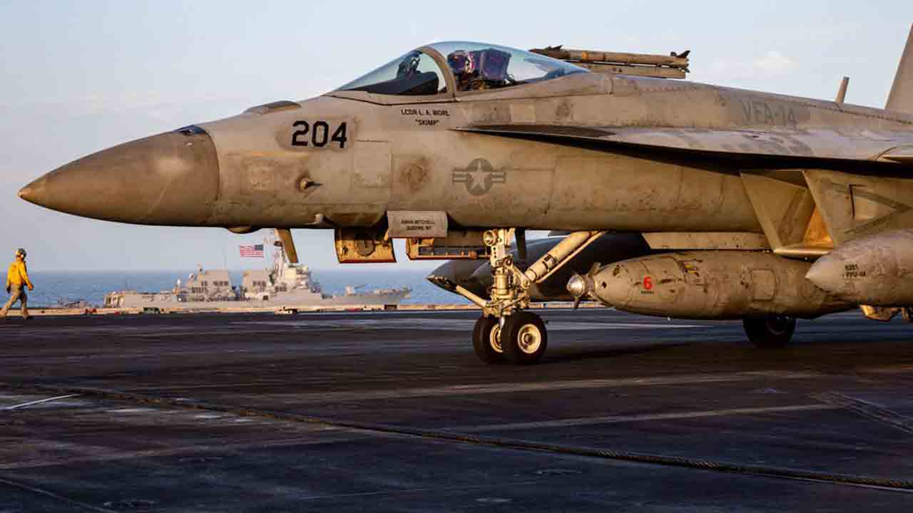 un-f-a-18-am-ricain-attaque-un-p-trolier-iranien-qui-tentait-de-briser