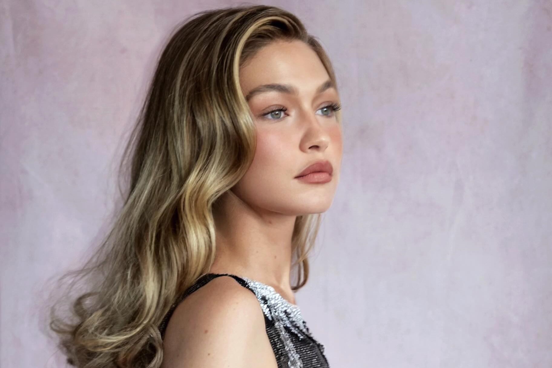El colorete 'Brontë Blush' de Gigi Hadid es el truco de belleza que ...