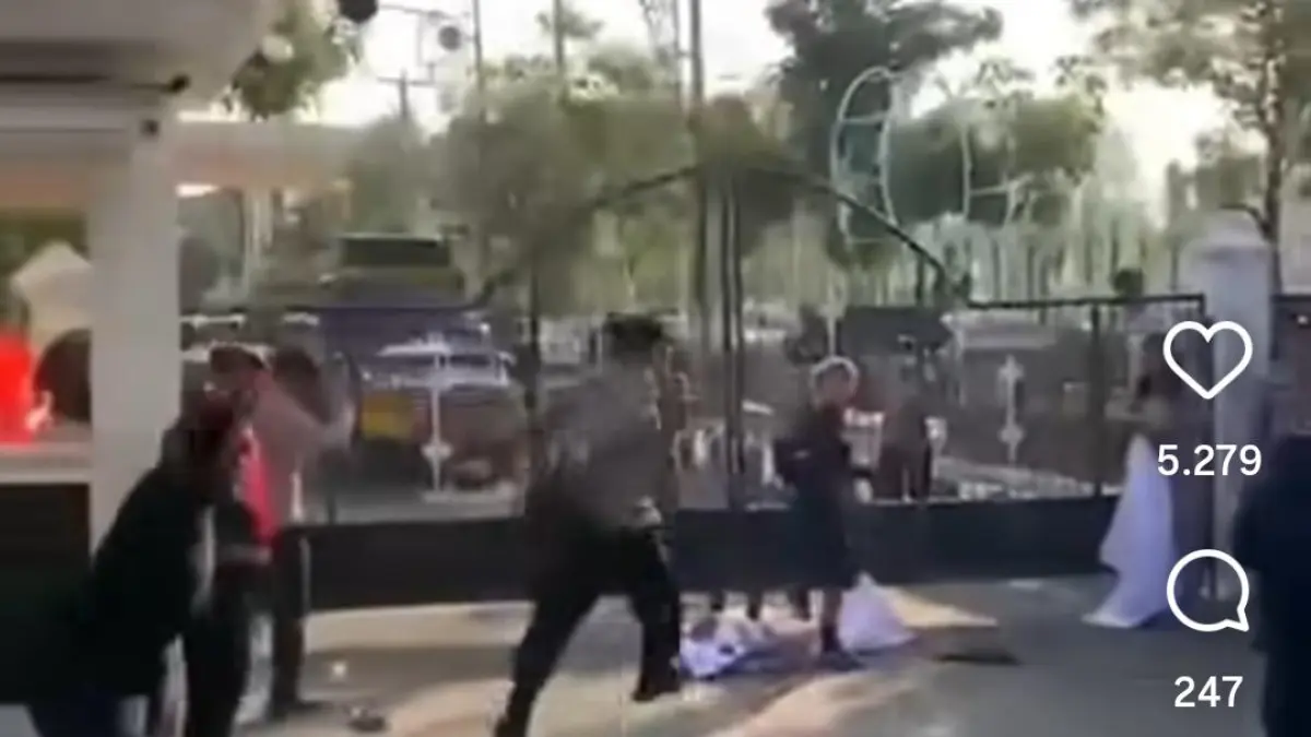 Viral! Hujan ular di Pendopo Indramayu: Massa Aliansi Topi Jerami ...