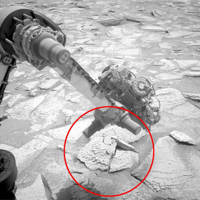 Clingy Martian boulder sticks with Curiosity rover for week