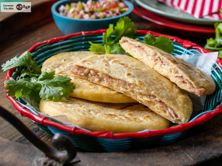 Pupusas salvadoreñas, así se hacen las tortillas rellenas que son el ...