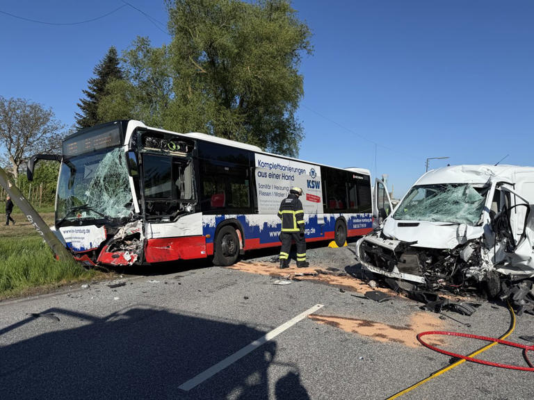 Rettungskräfte an der Unfallstelle.