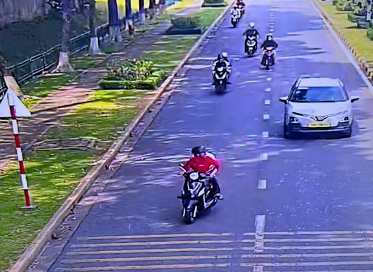 Camera ghi cảnh nam thanh niên lạng lách, đánh võng - Ảnh: PC08