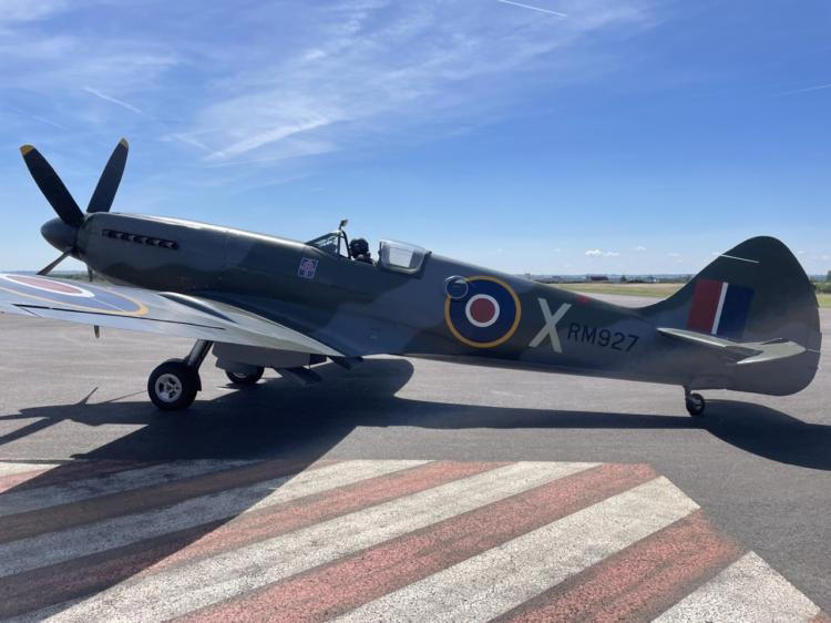 Le Junker allemand en panne remplacé par un Spitfire et un Mustang dans ...