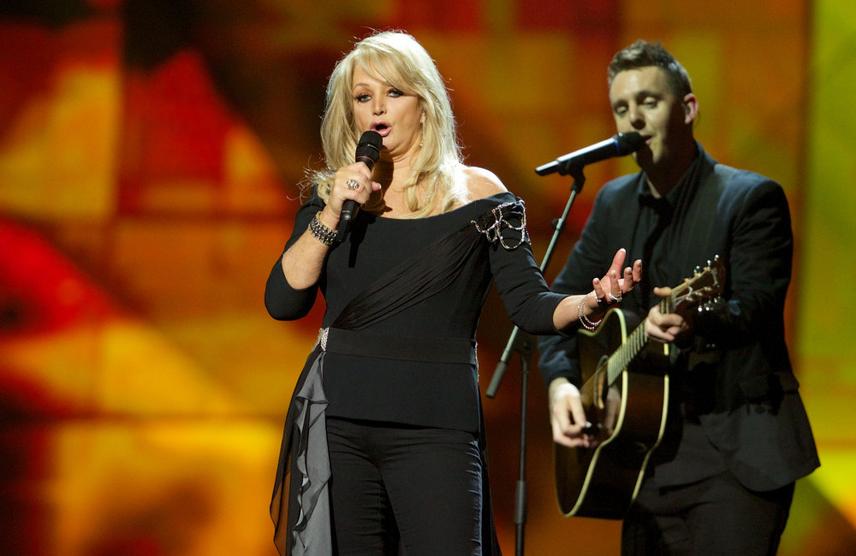 Bonnie Tyler put into induced coma