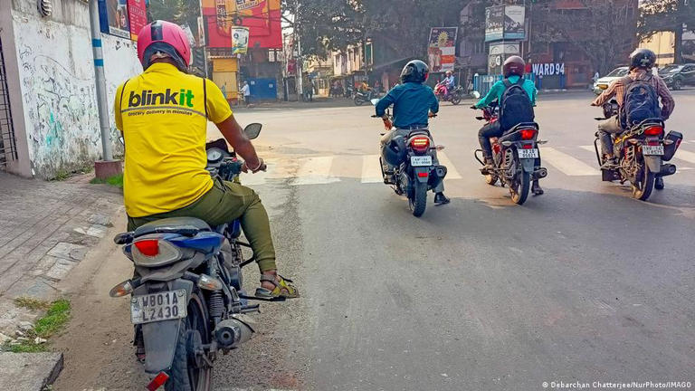 Niger : l’essor des jeunes livreurs à moto à Niamey