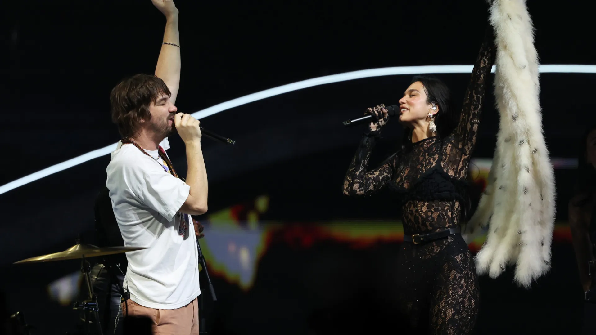 Dua Lipa no palco com Tame Impala canta tema produzido por Kevin Parker