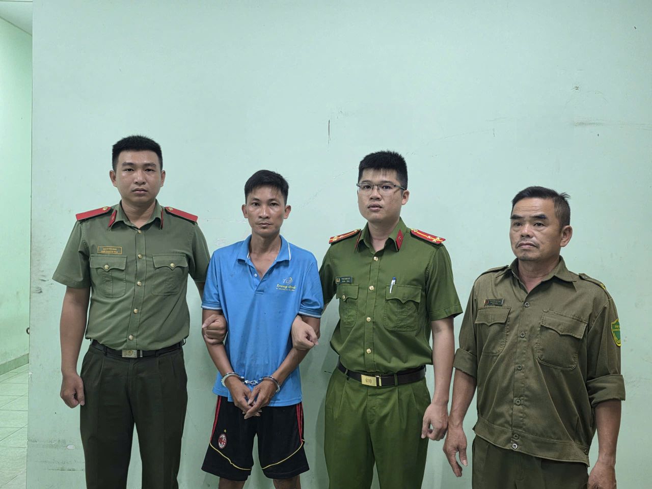 Bắt khẩn cấp gã cha dượng đánh đập dã man con riêng của vợ