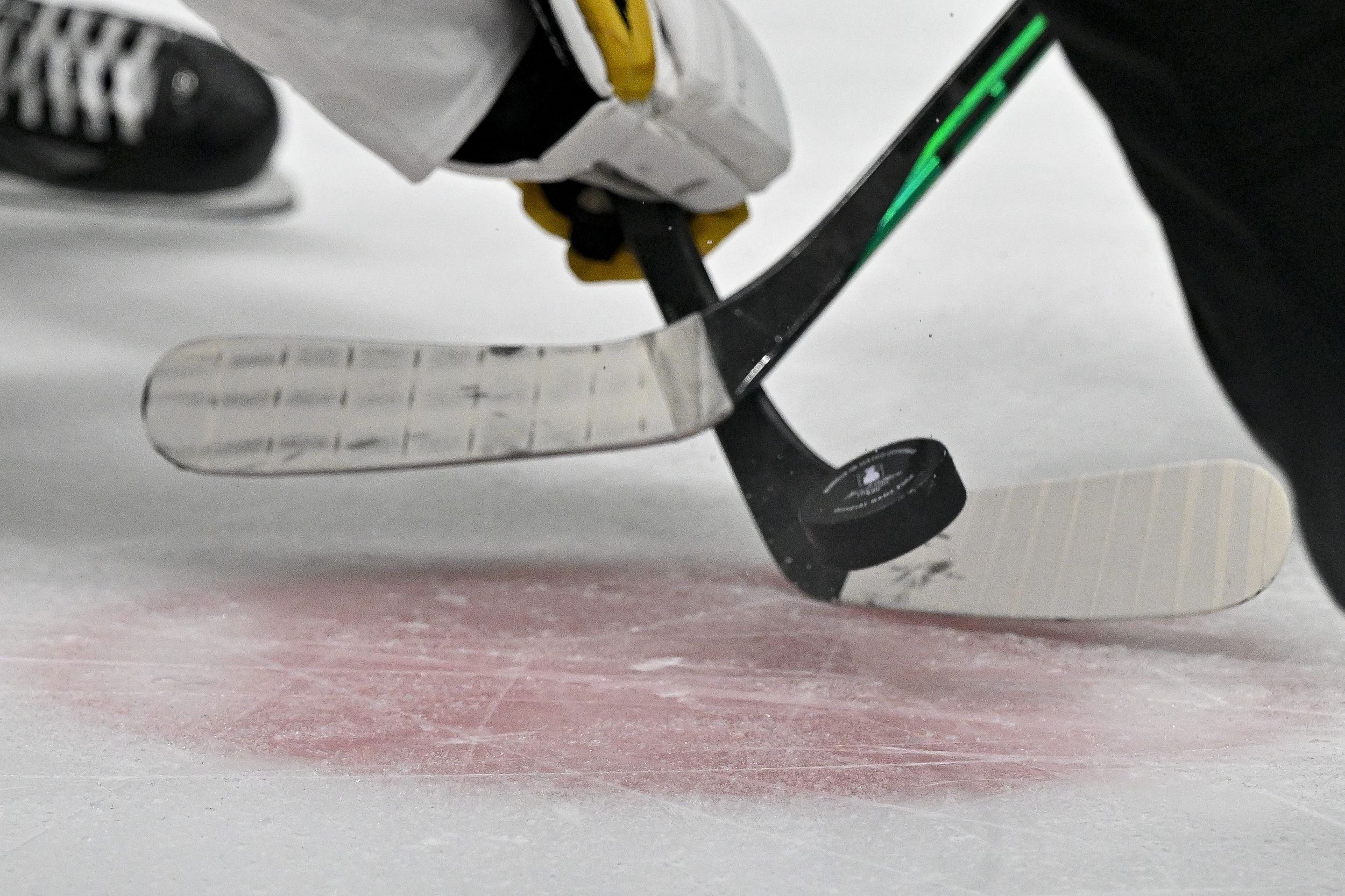 Blackhawks to sign KHL scoring leader Roman Kantserov