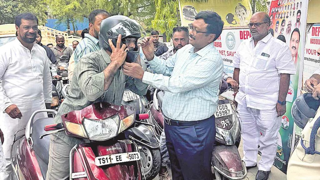 ఉచితంగా హెల్మెట్ల పంపిణీ