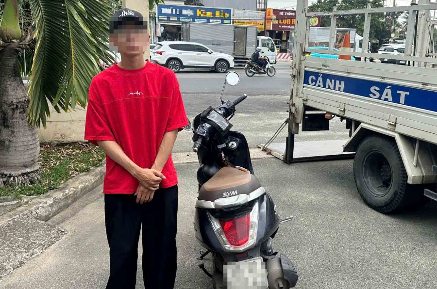 Lạng lách, đánh võng trên đường, nam thanh niên bị CSGT TPHCM tịch thu xe